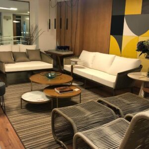 Sofá Paris com estrutura de alumínio e madeira cumarú, revestida com Corda Náutica.